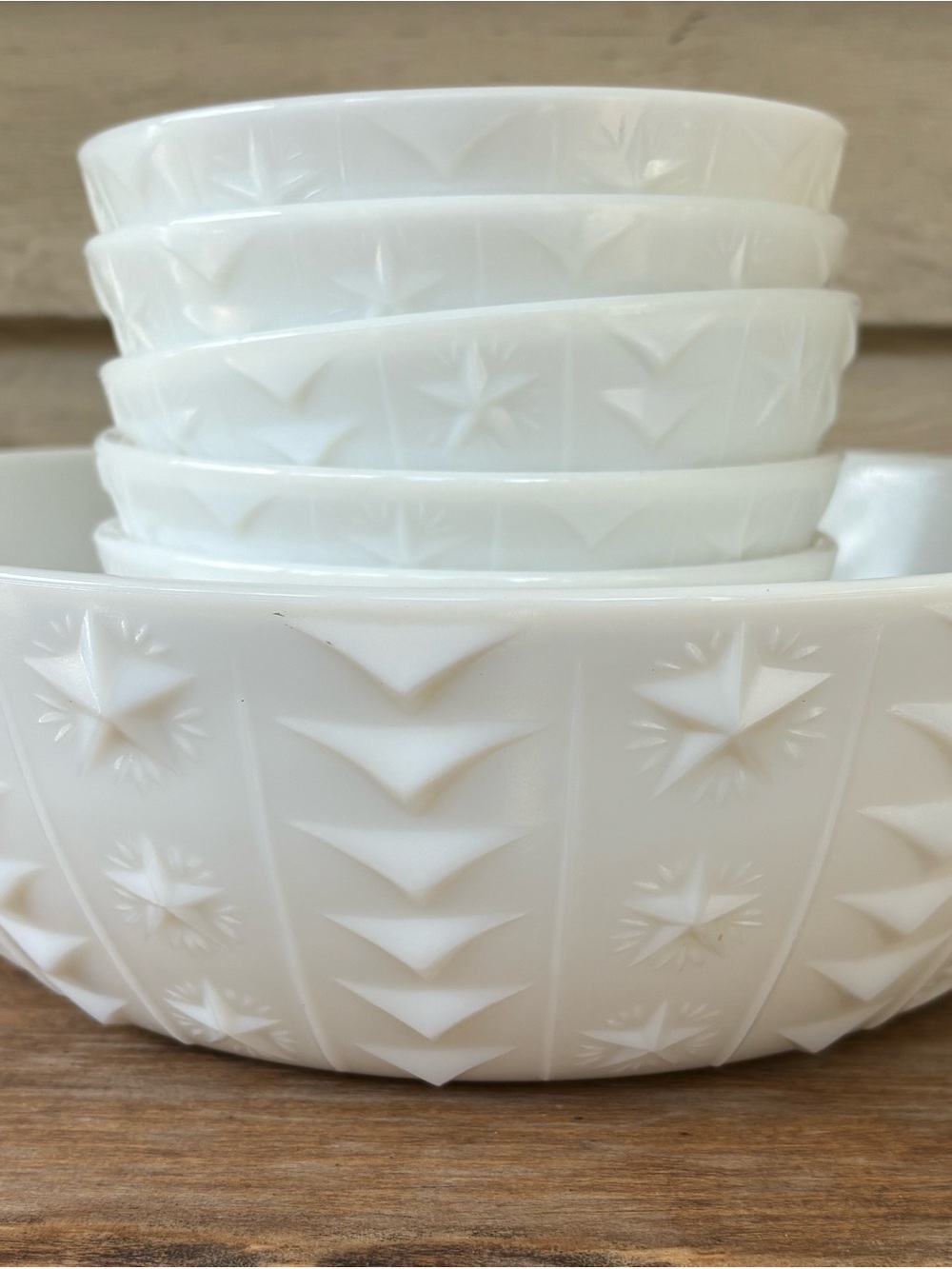 VTG Zak's milk glass bowl features a distinct "Star & Arrow" pattern, 4 bowls